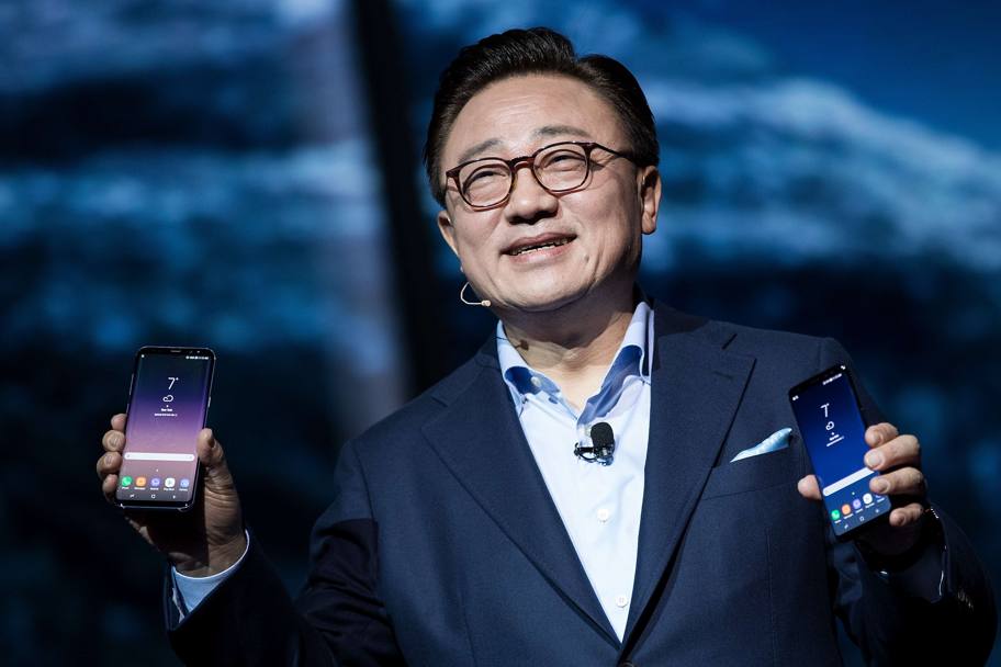 ll presidente di Samsung Mobile Dj Koh mostra i due nuovi telefoni: hanno schermi da 5,8” e 6,2” rispettivamente (Afp)
